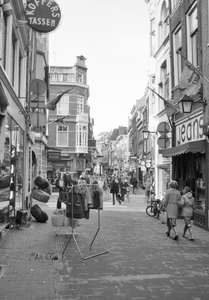 831402 Gezicht in de Lijnmarkt te Utrecht met in het midden de kruising met de Zadelstraat en op de achtergrond de ...